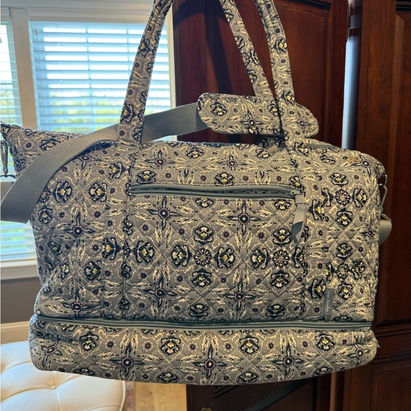 Vera Bradley Plaza Tile Travel Tote - Picture 1 of 2